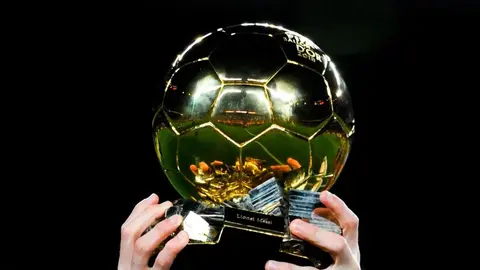 Qızıl top mərasimi üçün sayt ekranında futbolçuların fotoları