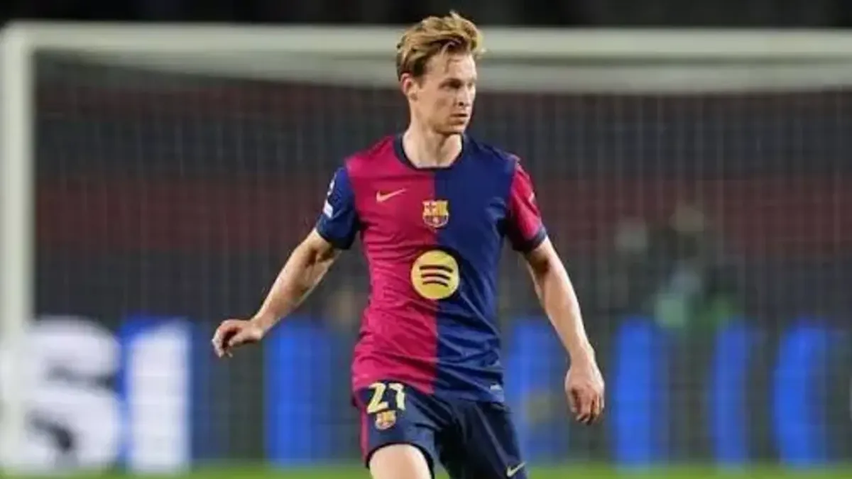 Qlen Conson müsahibə zamanı və futbolçu Frenki de Yonq və Aleks Skott