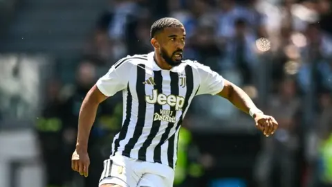 Qleyson Bremer Juventus forması ilə topa nəzarət edir