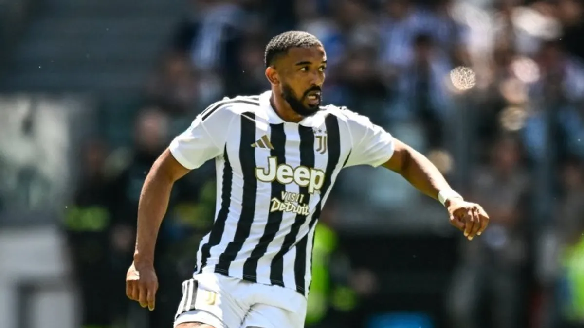 Qleyson Bremer Juventus forması ilə topa nəzarət edir