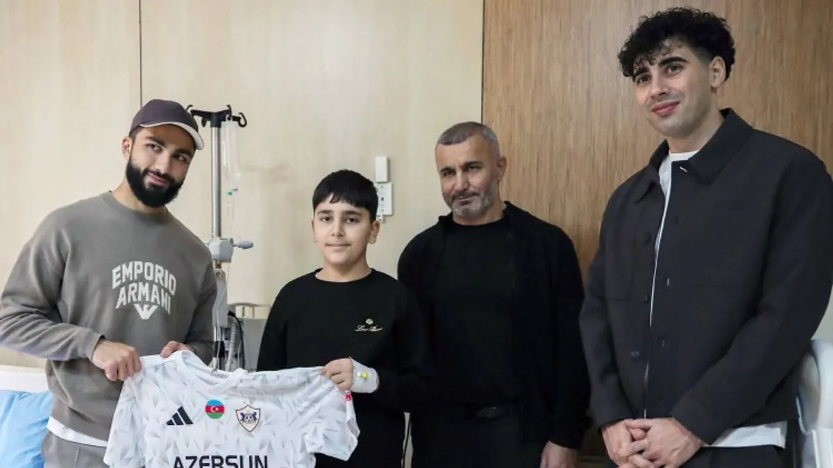Qurban Qurbanov və futbolçular Milli Onkologiya Mərkəzində uşaqlarla görüşür