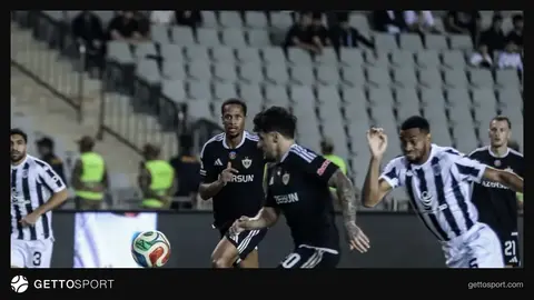 Qurban Qurbanov meydanda oyun zamanı futbolçulara göstəriş verir