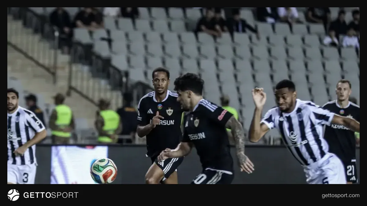 Qurban Qurbanov meydanda oyun zamanı futbolçulara göstəriş verir