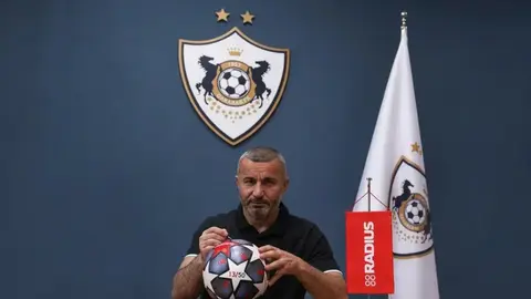 Qurban Qurbanovun imzalı xüsusi dizaynlı futbol topu
