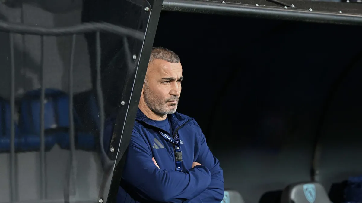 Qurban Qurbanov tribunada və futbolçular meydanda