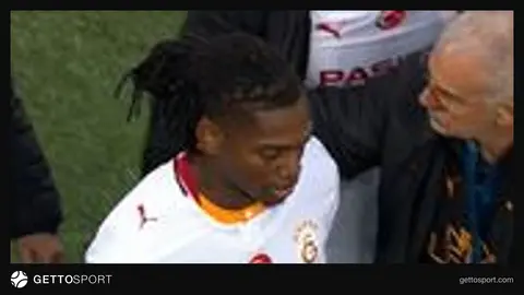 Rafael Leao yedek kulübesinde oyundan alındıktan sonra görüntü