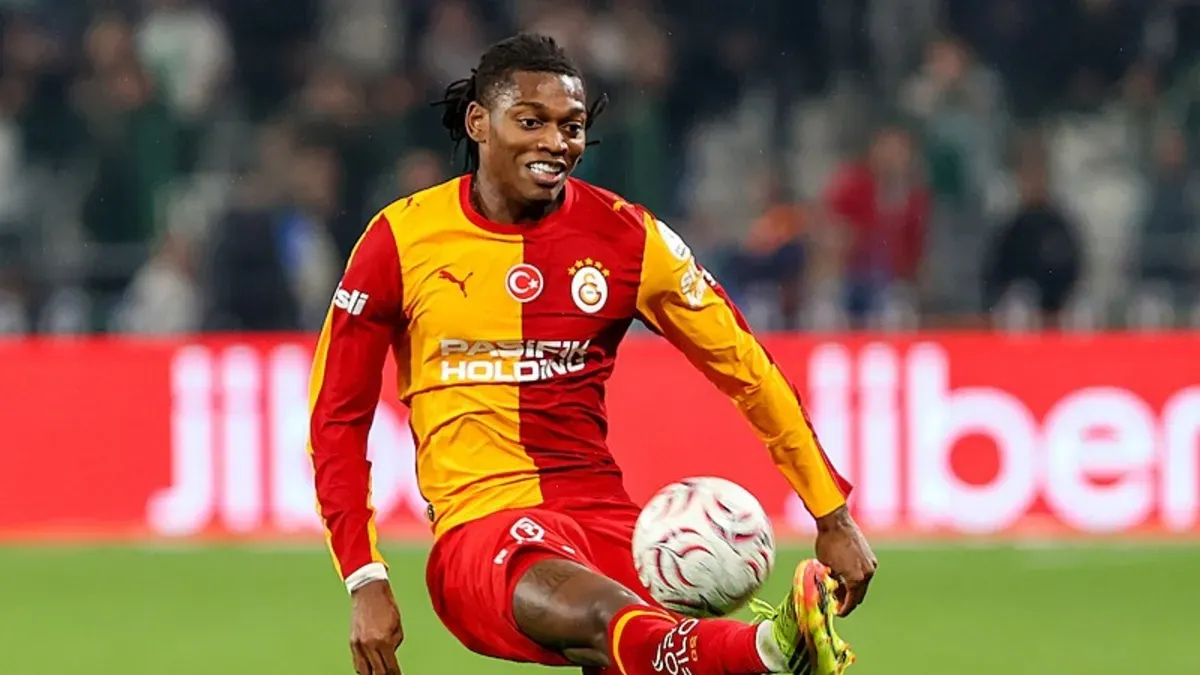 Rafael Leao maç sonrası röportaj verirken