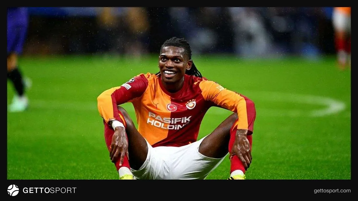 Rafael Leao Galatasaray formasıyla sahada koşarken