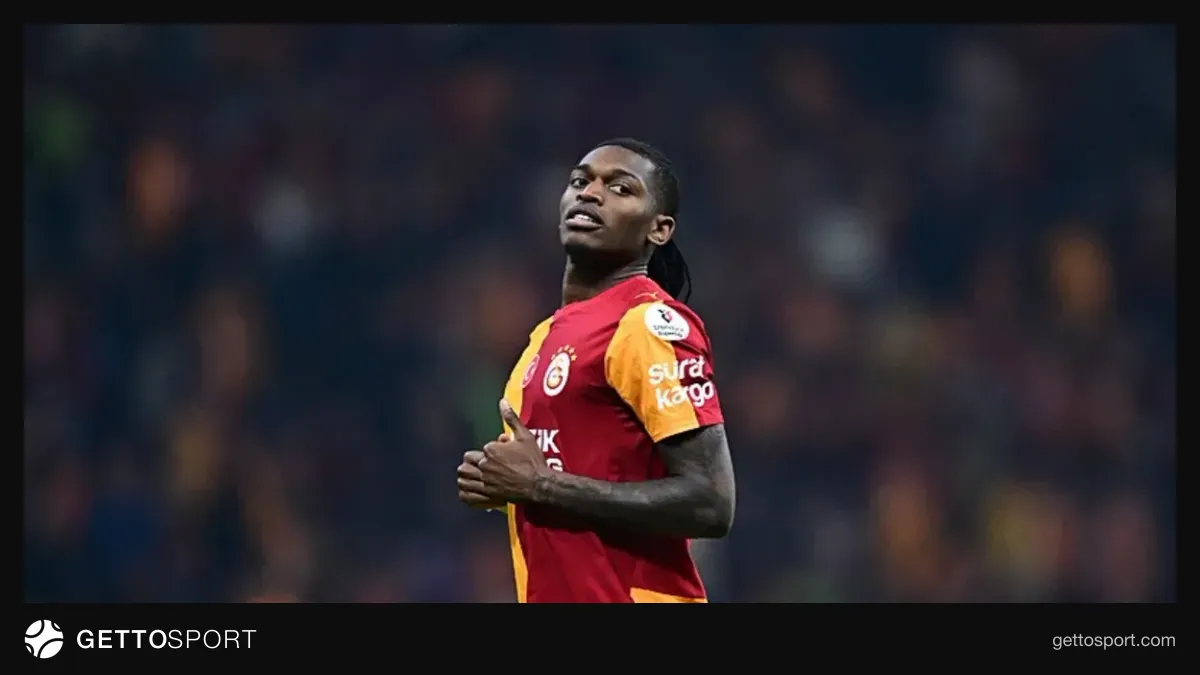 Rafael Leao Galatasaray formasıyla solda top sürerken