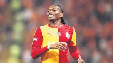Rafael Leao antrenmanda top sürerken, teknik direktör Okan Buruk ile konuşuyor