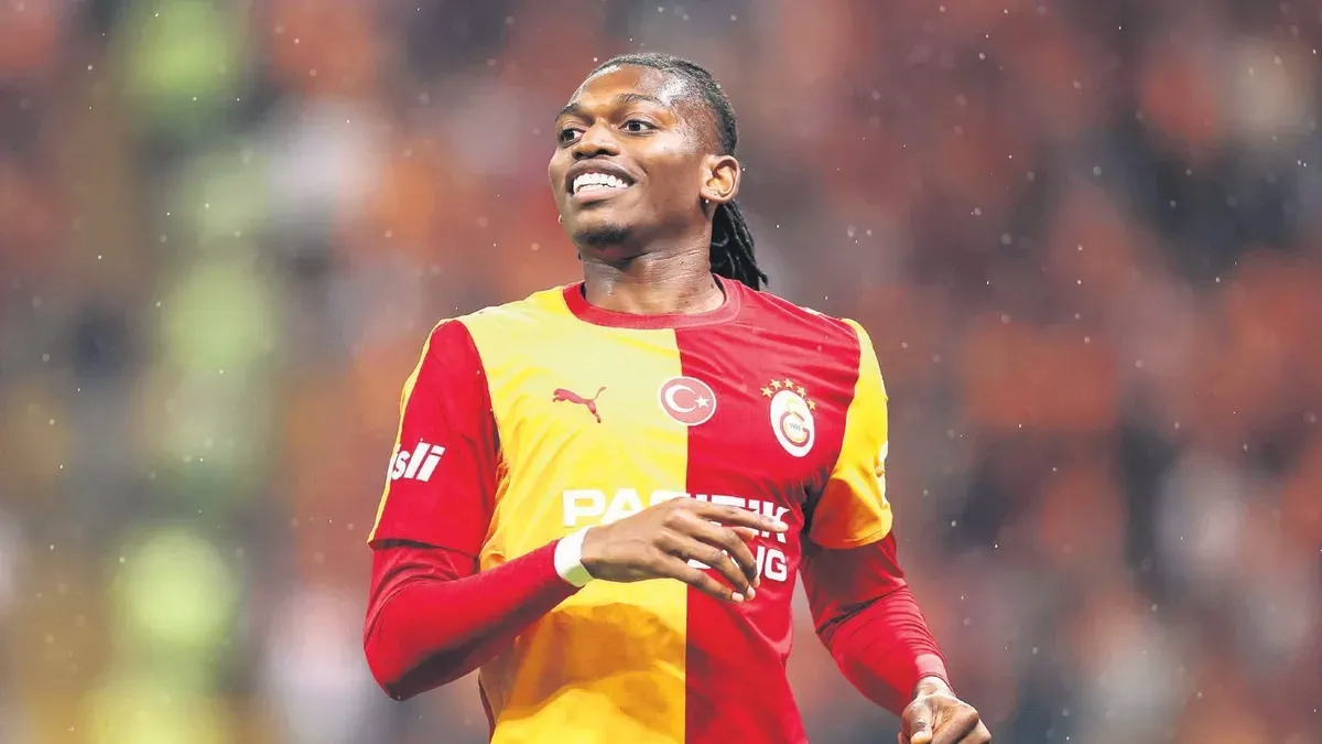 Rafael Leao antrenmanda top sürerken, teknik direktör Okan Buruk ile konuşuyor