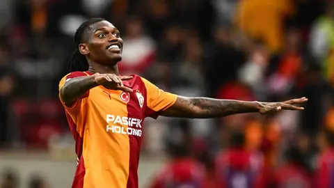 Rafael Leao antrenmanda veya sahada bandajlı kasık bölgesiyle