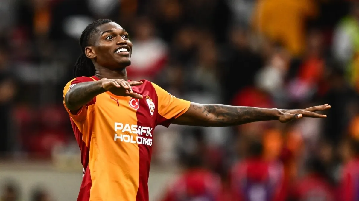 Rafael Leao antrenmanda veya sahada bandajlı kasık bölgesiyle