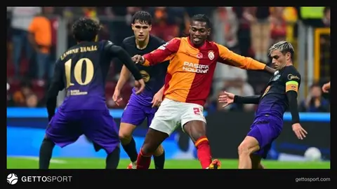 Rafael Leao formasıyla Galatasaray taraftarlarına el sallıyor