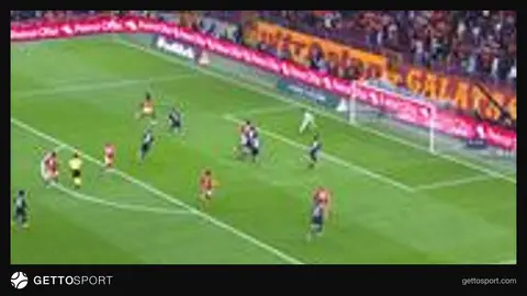 Rafael Leao Galatasaray formasıyla topa vururken