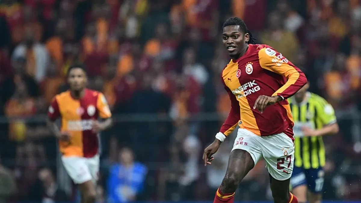 Rafael Leao maç sırasında forma giymiş poz veriyor