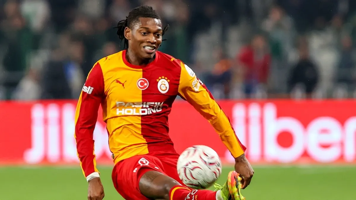 Rafael Leao maç sonrası basın mensuplarına konuşurken