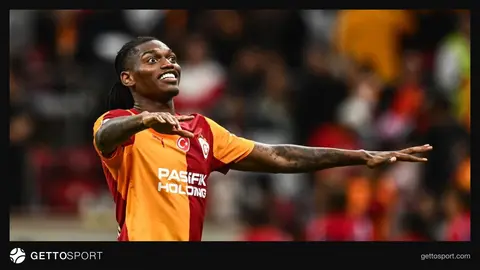 Rafael Leao Galatasaray formasıyla top sürerken