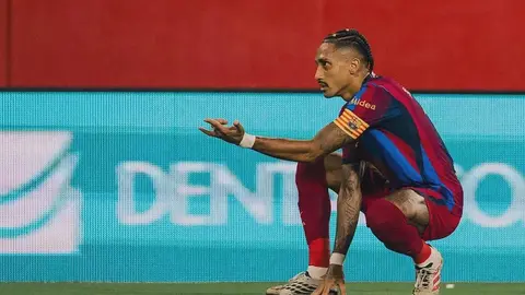 Rafinya Barcelona forması ilə topa vurur, qolkamera anı