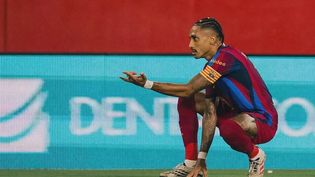 Rafinya Barcelona forması ilə topa vurur, qolkamera anı