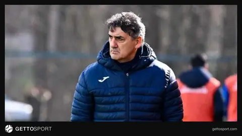 Ramiz Məmmədov mətbuat konfransında mikrofon qarşısında danışır