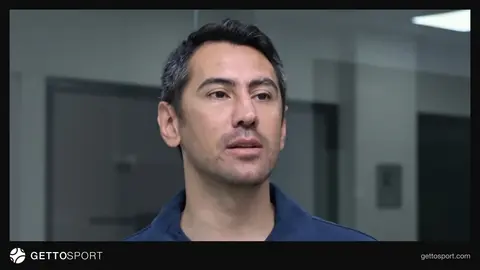 Rauf Əliyev müsahibə verərkən, arxada Bakı Olimpiya Stadionu görüntüsü