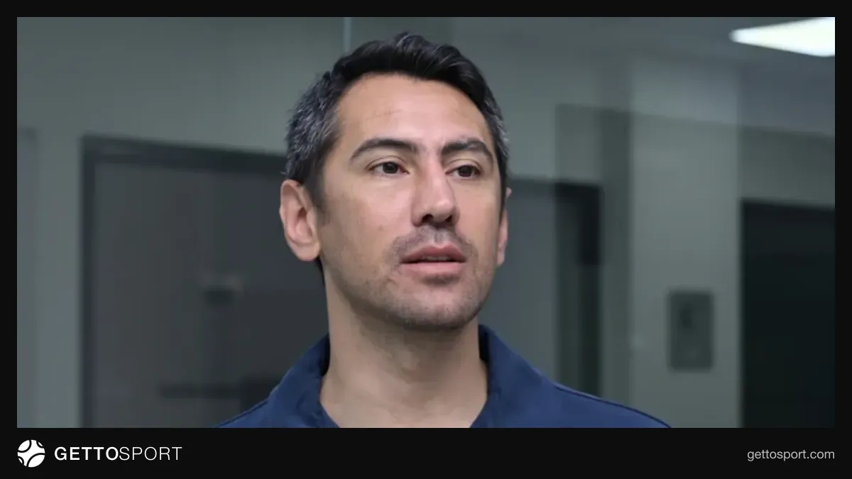 Rauf Əliyev müsahibə verərkən, arxada Bakı Olimpiya Stadionu görüntüsü