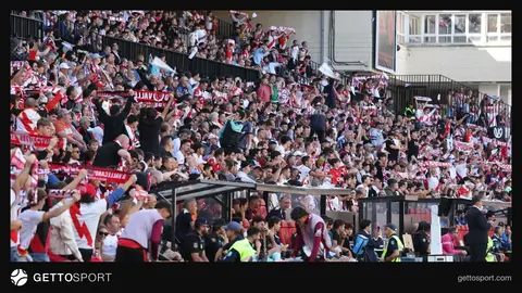 Valyekas stadionunda azarkeşlər meydana əşya atır, matç dayandırılıb