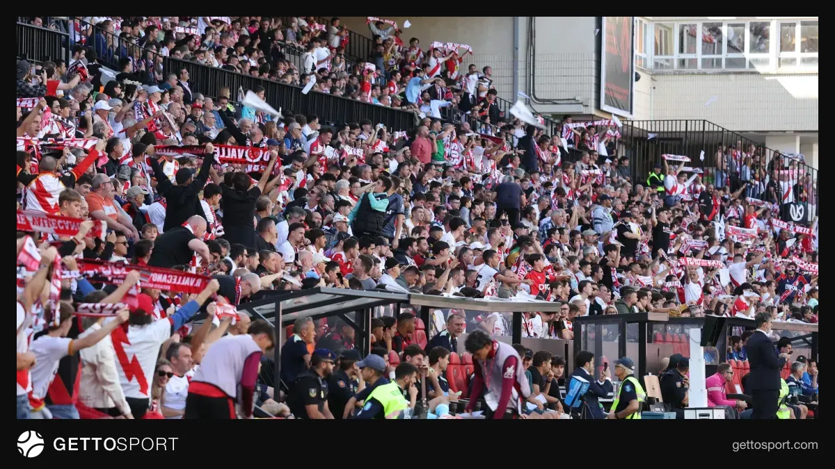 Valyekas stadionunda azarkeşlər meydana əşya atır, matç dayandırılıb