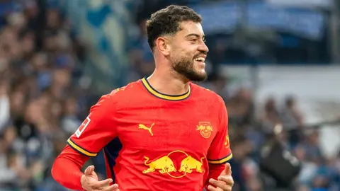 RB Leipzig oyuncuları galibiyeti kutluyor, gole sevinç