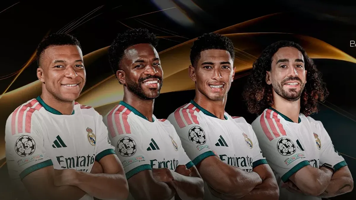 Real Madrid nümayəndə heyəti və futbolçular Palladium teatrı qarşısında
