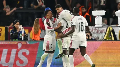 Real Madrid oyunçuları Roma qarşısında qələbəni qeyd edirlər