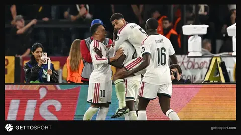 Real Madrid oyunçuları Roma qarşısında qələbəni qeyd edirlər