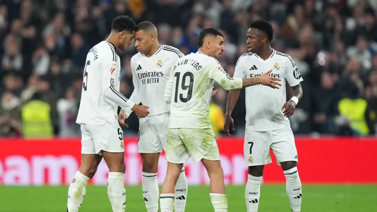 Real Madrid futbolçuları məşq bazasında bir dəqiqəlik sükut zamanı