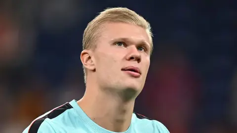 Real Madrid loqosu və Erlinq Holandın futbol şəkli