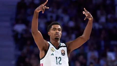 Real Madrid basketbolçuları və tibbi heyət meydançada müzakirə aparır