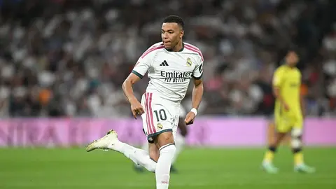 Real Madrid rəhbərliyi və La Liqa loqosu simvolik görüntü