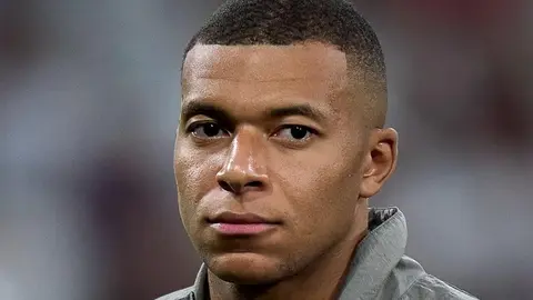 Real Madrid logosu ve Kylian Mbappe'nin fotoğrafı ya da kulüp açıklaması