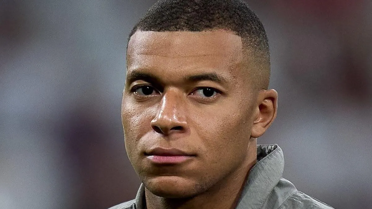 Real Madrid logosu ve Kylian Mbappe'nin fotoğrafı ya da kulüp açıklaması