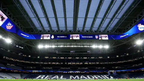 Real Madrid oyunçuları məşqdə və Joze Mourinyo mətbuat konfransında