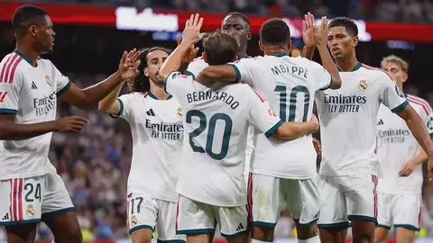 Real Madrid klub televiziya studiyasında aparıcı danışır