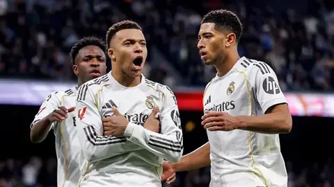 Real Madrid oyunçuları Kilian Mbappe, Vinicius Junior və Cud Bellinhem stadionda