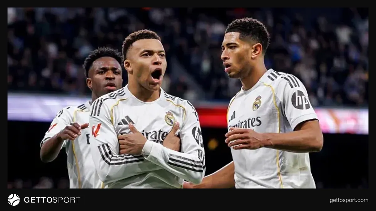 Real Madrid oyunçuları Kilian Mbappe, Vinicius Junior və Cud Bellinhem stadionda
