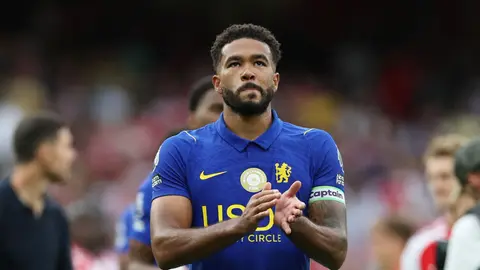 Reece James takım formasını giymiş, dizini tutuyor