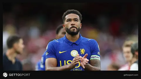 Reece James takım formasını giymiş, dizini tutuyor