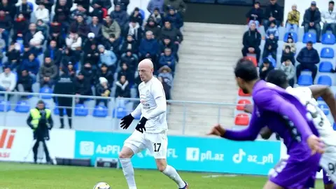 Rəhim Sadıqov Turan Tovuz formasında meydanda düşüncəli şəkildə