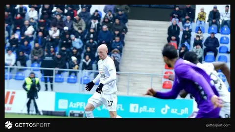 Rəhim Sadıqov Turan Tovuz formasında meydanda düşüncəli şəkildə