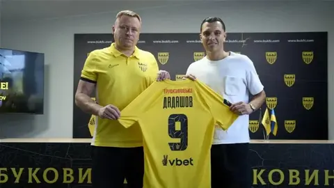 Renat Dadaşov məşqdə topa toxunur, Bukovina forması