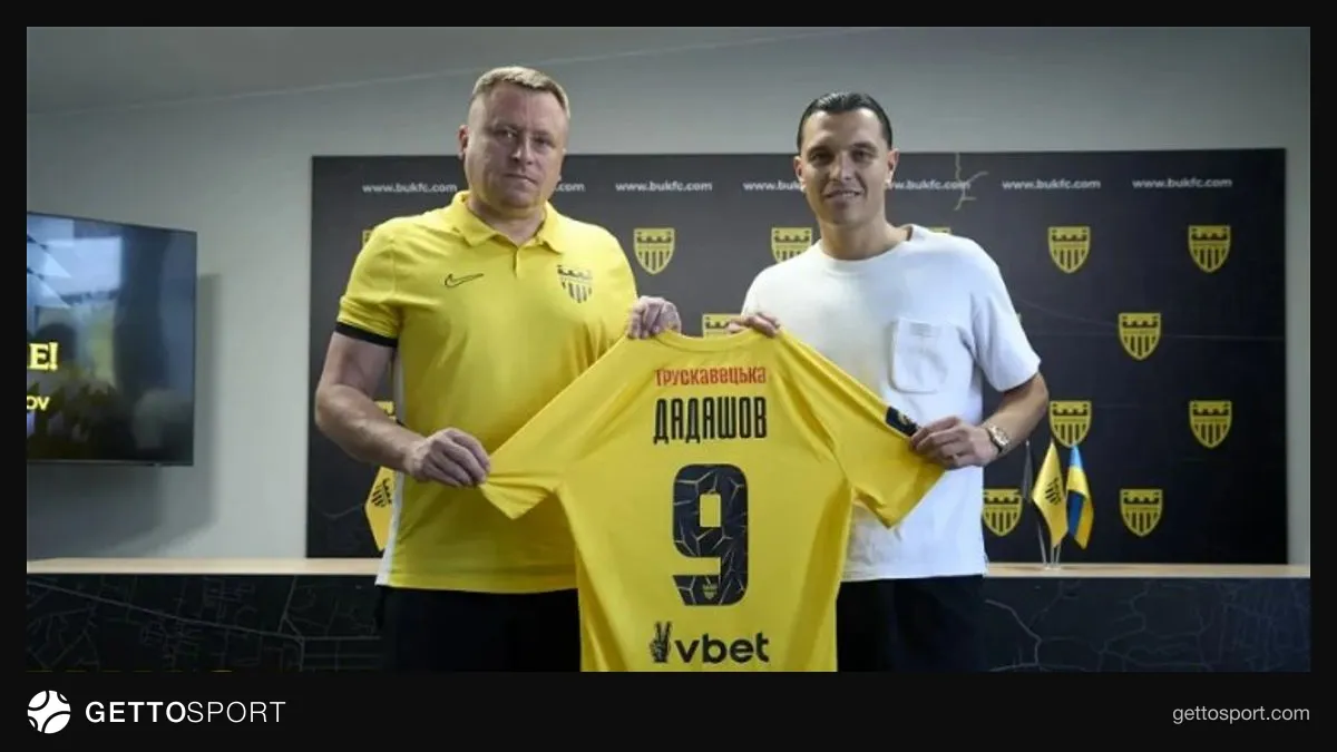 Renat Dadaşov məşqdə topa toxunur, Bukovina forması
