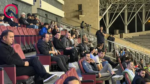 Renat Dadaşov tribunada oturub, yanında İlqar Qurbanov